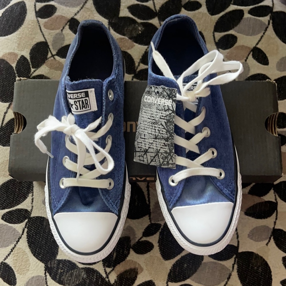 NWT CTAS OX MIDNIGHT NAVY/WHITE Converse velvet.